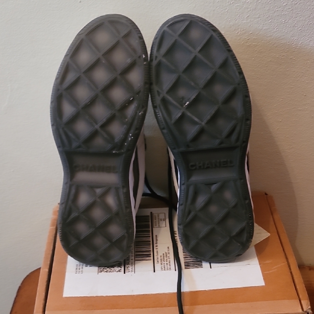 CHANEL Monochrome Lace-Up Sneakers - Picture 5 of 12